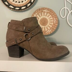 Ankle boots size 9 Indigo Rd. Brand